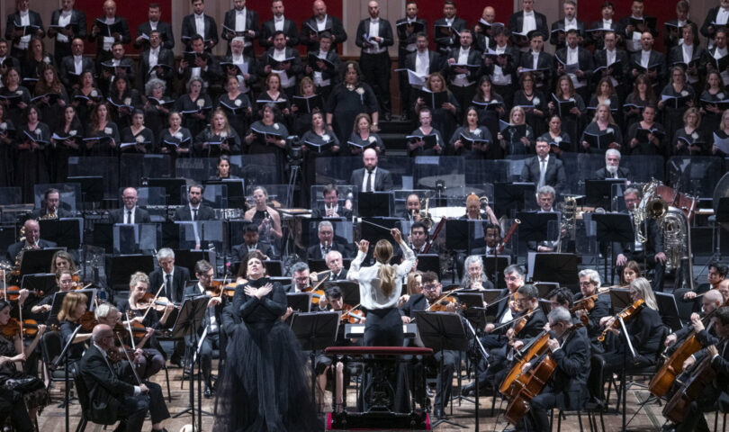 Venezi, il Coro e l'Orchestra illuminano il Gala dei "100 anni" al Teatro Colón