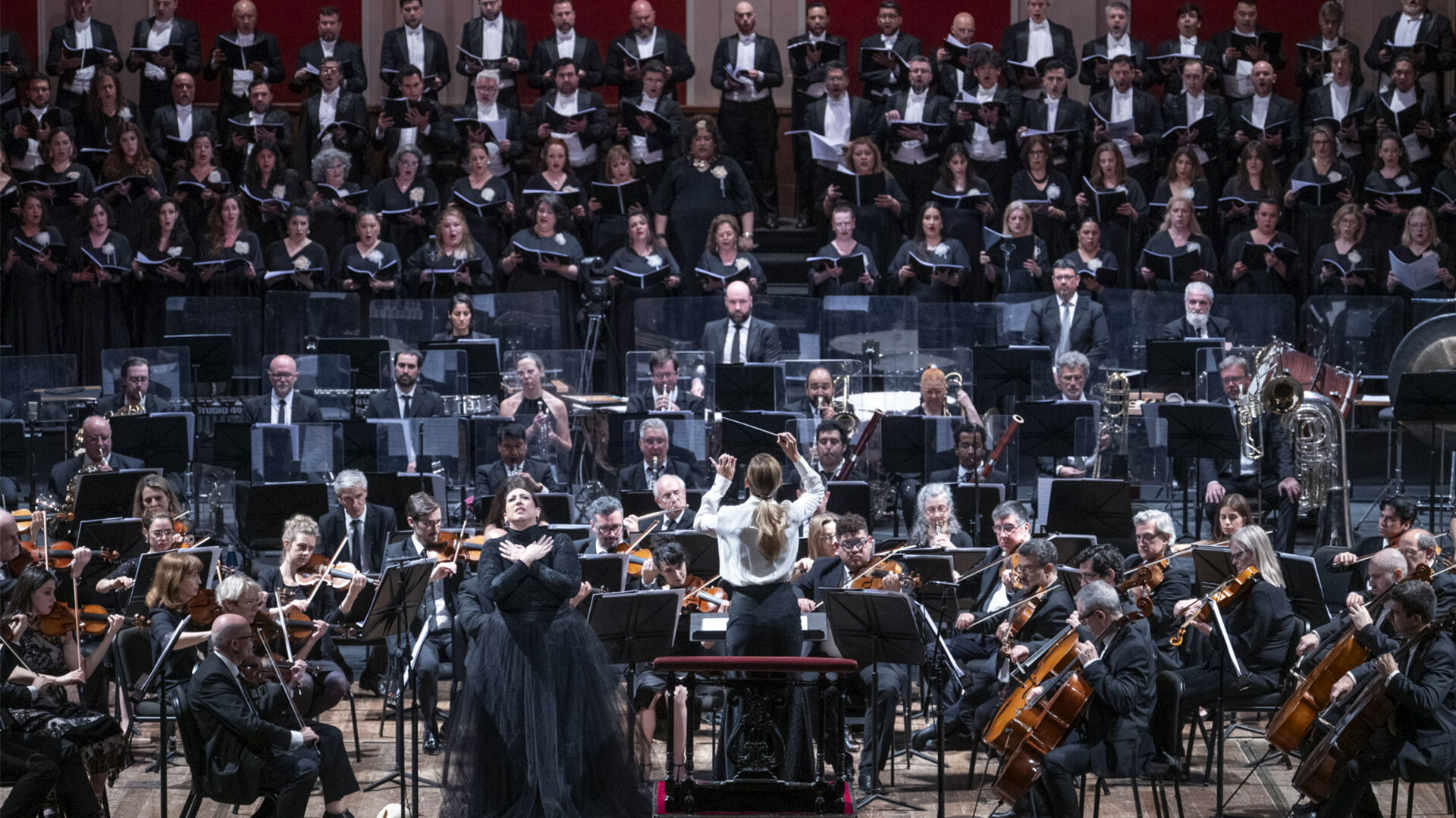 Venezi, il Coro e l'Orchestra illuminano il Gala dei "100 anni" al Teatro Colón